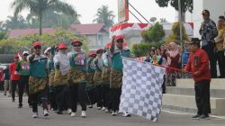 Asisten 1 Pemko Pariaman Elfis Candra saat melepas peserta gerak jalan antar OPD di Balai Kota Pariaman, Kamis (13/08/2026).