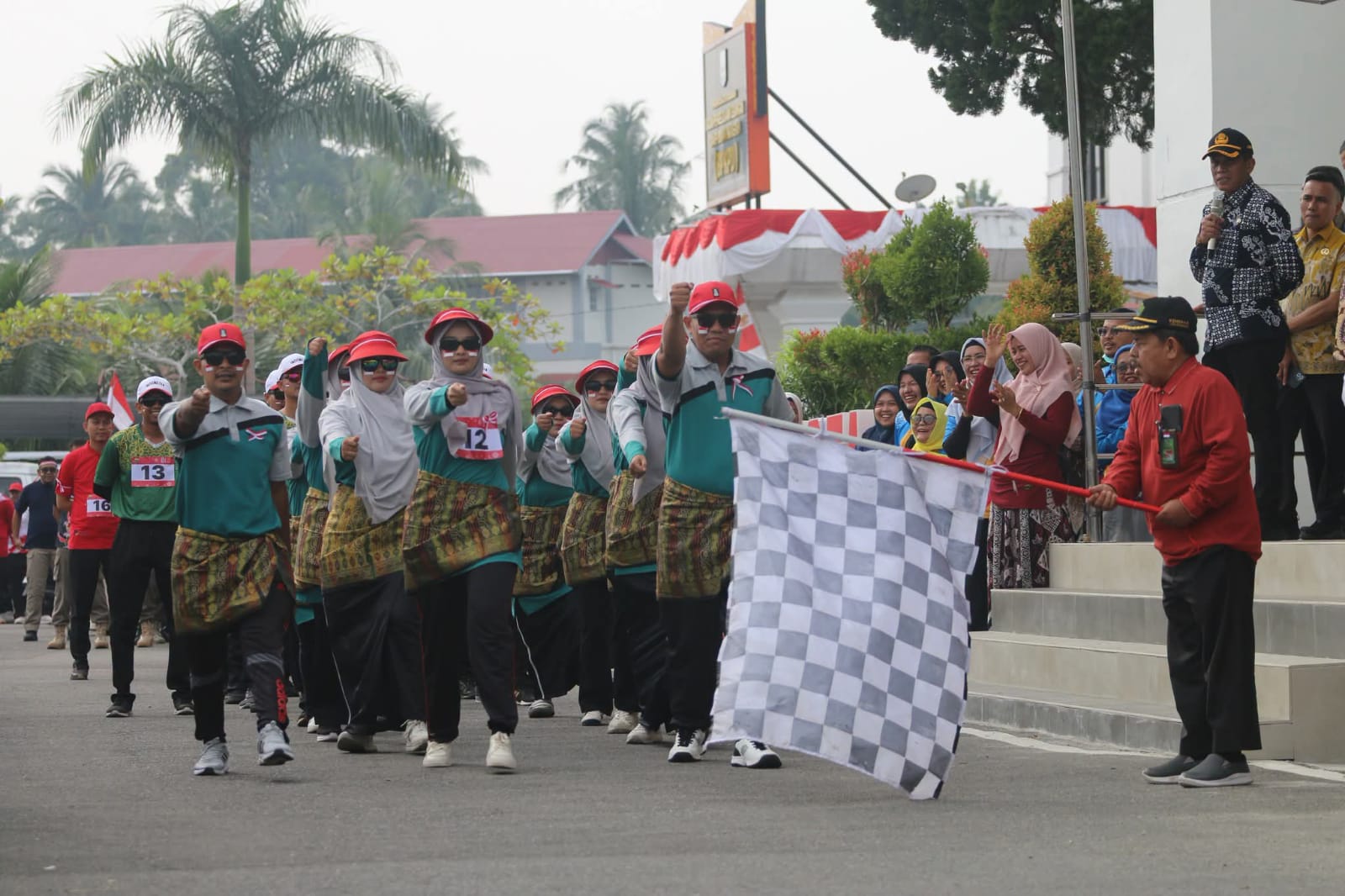 Asisten 1 Pemko Pariaman Elfis Candra saat melepas peserta gerak jalan antar OPD di Balai Kota Pariaman, Kamis (13/08/2026).