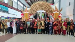 General Manager BIM Dony Subardono bersama seluruh staf tampil mengenakan pakaian adat Minangkabau.