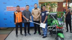 Anggota DPRD Kota Padang Iswanto Kwara saat menyerahkan bantuan melalui dana Pokir berupa lima unit bentor pengangkut sampah beserta perlengkapan kebersihan lainnya, di halaman Kantor Lurah Berok Nipah, Sabtu (01/08/2026).