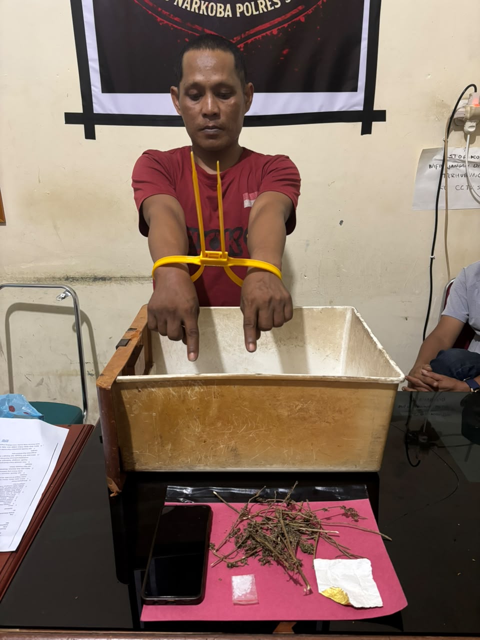 Pelaku penyalahgunaan Narkoba jenis Sabu dan Ganja saat diamankan Satresnarkoba Polres Limapuluh Kota, Minggu (23/08/2026).