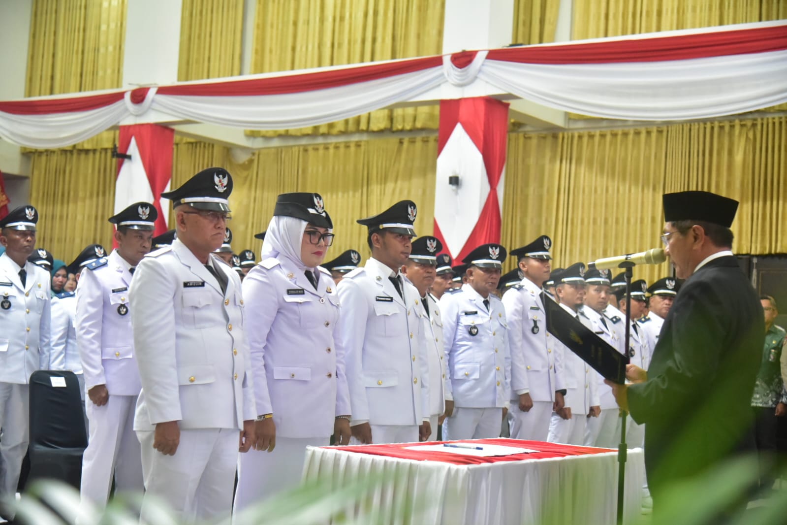 Bupati Padangpariaman John Kenedy Azis saat melantik 73 wali nagari di Hall IKK Parit Malintang, Rabu (26/08/2026).