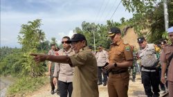 Bupati Padangpariaman John Kenedy Azis saat mendampingi Satgas PRR, meninjau dampak kerusakan akibat musibah banjir dan longsor di wilayah Padangpanjang, Senin (11/08/2026).