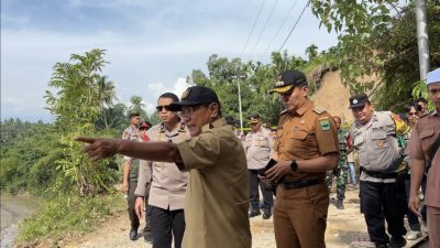 Bupati Padangpariaman John Kenedy Azis saat mendampingi Satgas PRR, meninjau dampak kerusakan akibat musibah banjir dan longsor di wilayah Padangpanjang, Senin (11/08/2026).
