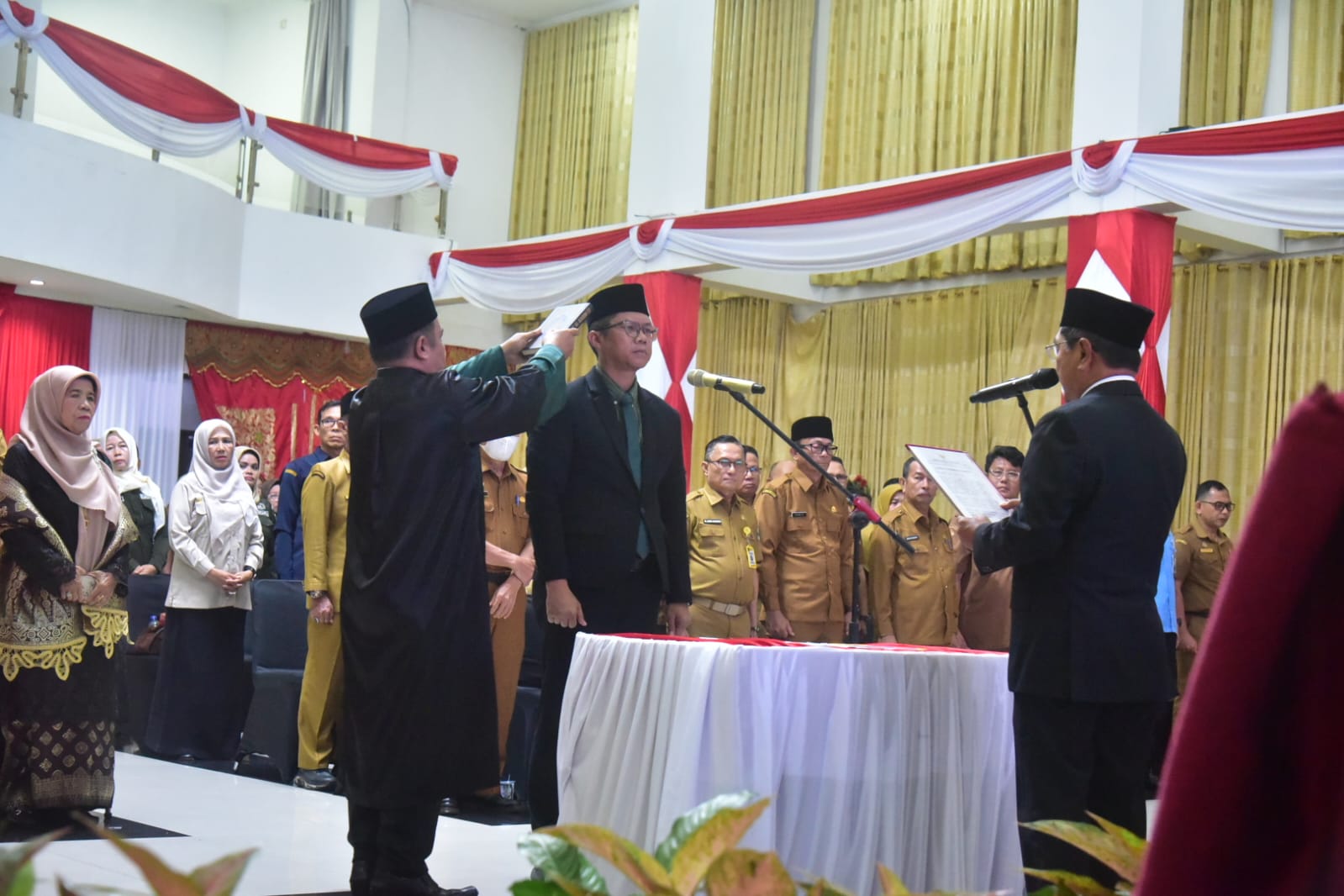 Bupati Padangpariaman John Kenedy Azis saat melantik Hendra Aswara sebagai Sekda Padangpariaman, Selasa (18/08/2026).