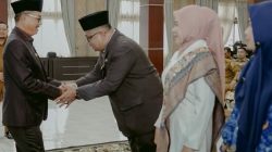Bupati Solok Selatan H. Khairunas memberikan ucapan selamat atas pengukuhan Sekretaris Daerah Kabupaten Solok Selatan Dr. H. Syamsurizaldi, S.IP, SE, MM, Senin (24/08/2026).
