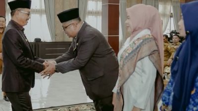 Bupati Solok Selatan H. Khairunas memberikan ucapan selamat atas pengukuhan Sekretaris Daerah Kabupaten Solok Selatan Dr. H. Syamsurizaldi, S.IP, SE, MM, Senin (24/08/2026).  