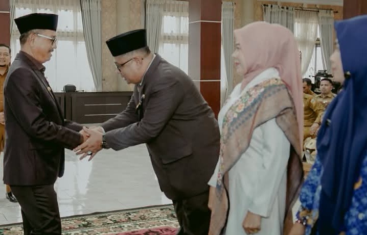 Bupati Solok Selatan H. Khairunas memberikan ucapan selamat atas pengukuhan Sekretaris Daerah Kabupaten Solok Selatan Dr. H. Syamsurizaldi, S.IP, SE, MM, Senin (24/08/2026).  