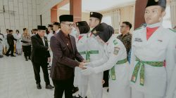 Bupati Solok Selatan Khairunas saat mengukuhkan Anggota Paskibraka Kabupaten Solok Selatan Tahun 2026, Sabtu (15/08/2026)