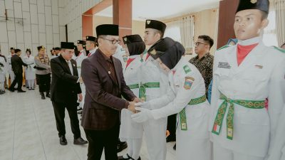 Bupati Solok Selatan Khairunas saat mengukuhkan Anggota Paskibraka Kabupaten Solok Selatan Tahun 2026, Sabtu (15/08/2026)
