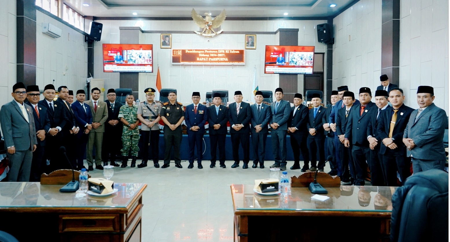 Bupati Solok Selatan bersama Forkopimda dan jajaran DPRD usai mengikuti Rapat Paripurna DPRD Kabupaten Solok Selatan. Dilaksanakan di Kantor DPRD Solok Selatan, Jumat (14/08/2026). 