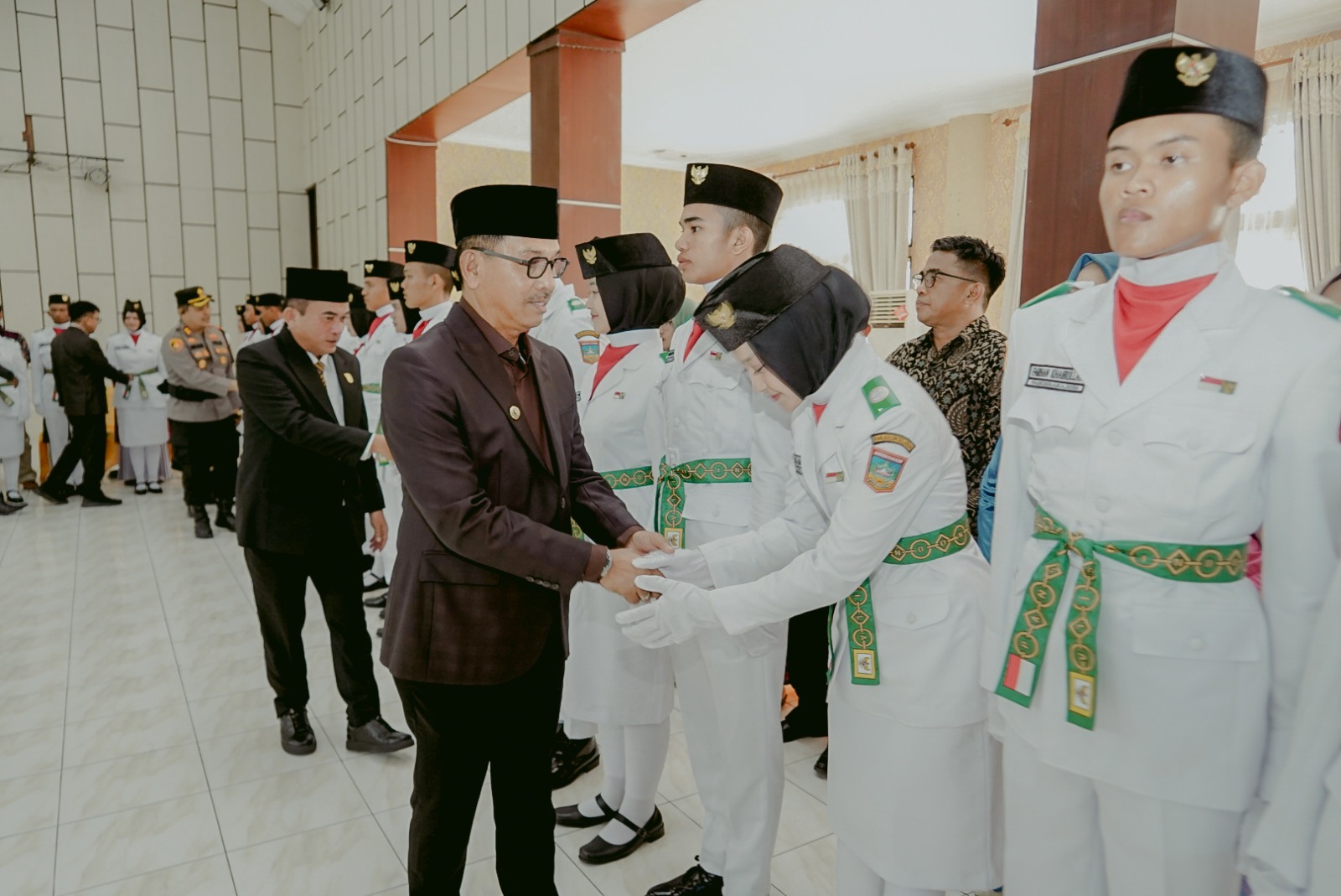 Bupati Solok Selatan Khairunas saat mengukuhkan Anggota Paskibraka Kabupaten Solok Selatan Tahun 2026, Sabtu (15/08/2026)