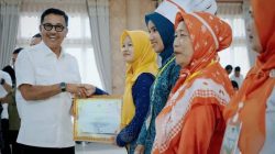 Bupati Solok Selatan Khairunas saat menyerahkan hadiah lomba B2SA tingkat Solok Selatan, Rabu (12/08/2026).
