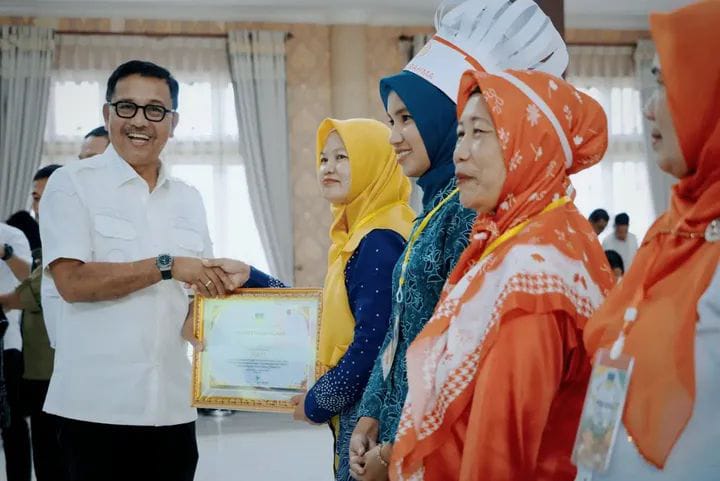 Bupati Solok Selatan Khairunas saat menyerahkan hadiah lomba B2SA tingkat Solok Selatan, Rabu (12/08/2026).