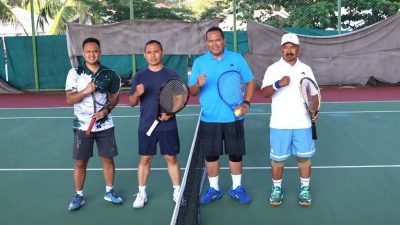 Danrem 032 Wirabraja Brigjen Aji Mimbarno bersama Wali Kota Pariaman Yota Balad saat main tenis bersama, Sabtu (29/08/2026).