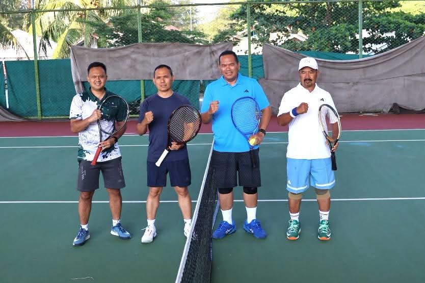 Danrem 032 Wirabraja Brigjen Aji Mimbarno bersama Wali Kota Pariaman Yota Balad saat main tenis bersama, Sabtu (29/08/2026).