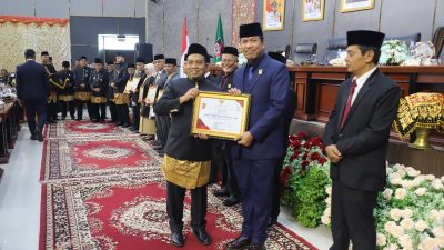 Ketua DPRD Kota Padang Muharlion saat menyerahkan penghargaan kepada Aiptu David Rico Darmawan, Jum’at (07/08/2026).