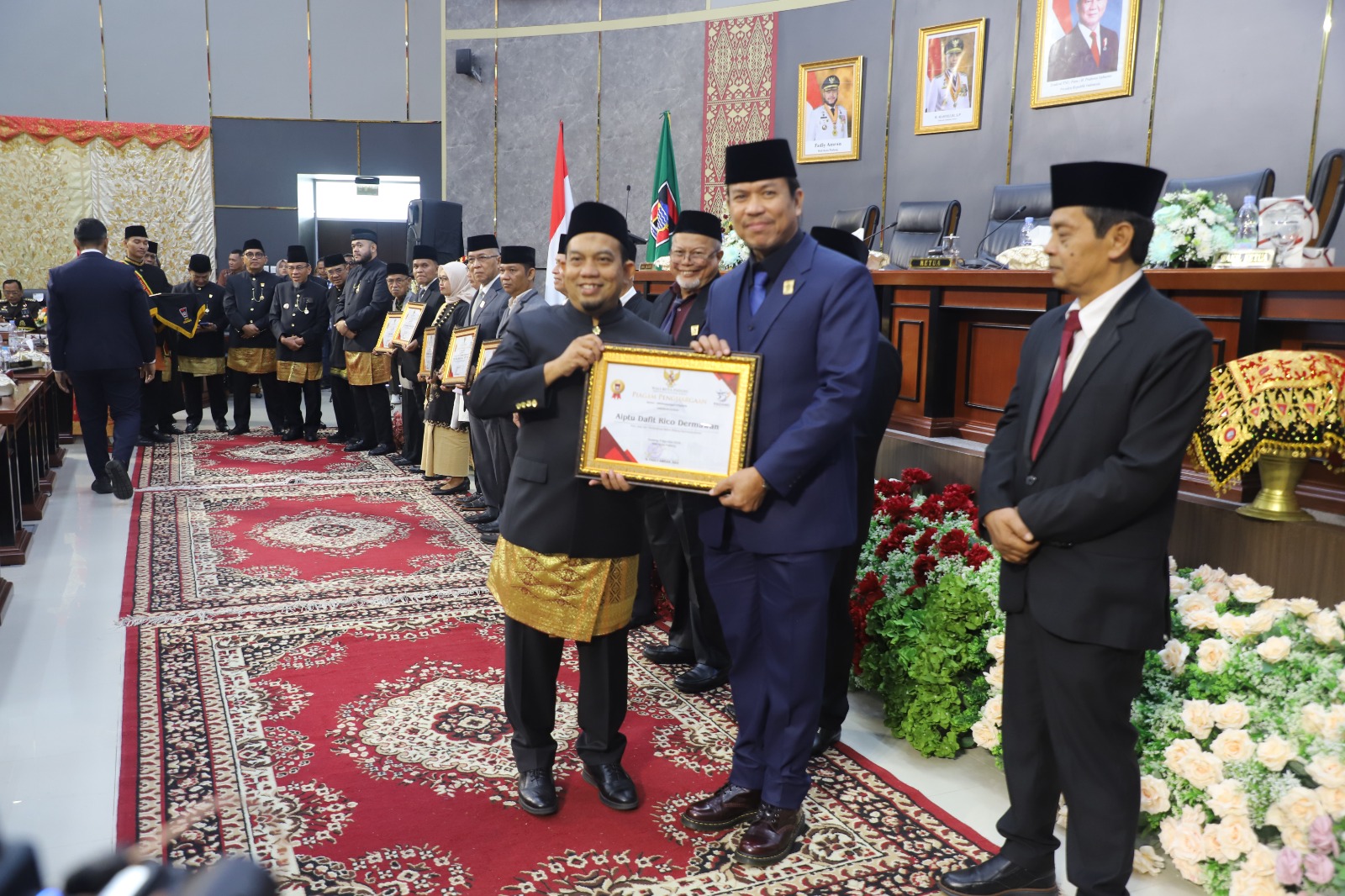 Ketua DPRD Kota Padang Muharlion saat menyerahkan penghargaan kepada Aiptu David Rico Darmawan, Jum’at (07/08/2026).