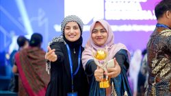 Devi Virhana bersama siswa BIPA Pertiwi yang berhasil meraih prestasi bidang Bahasa Indonesia.