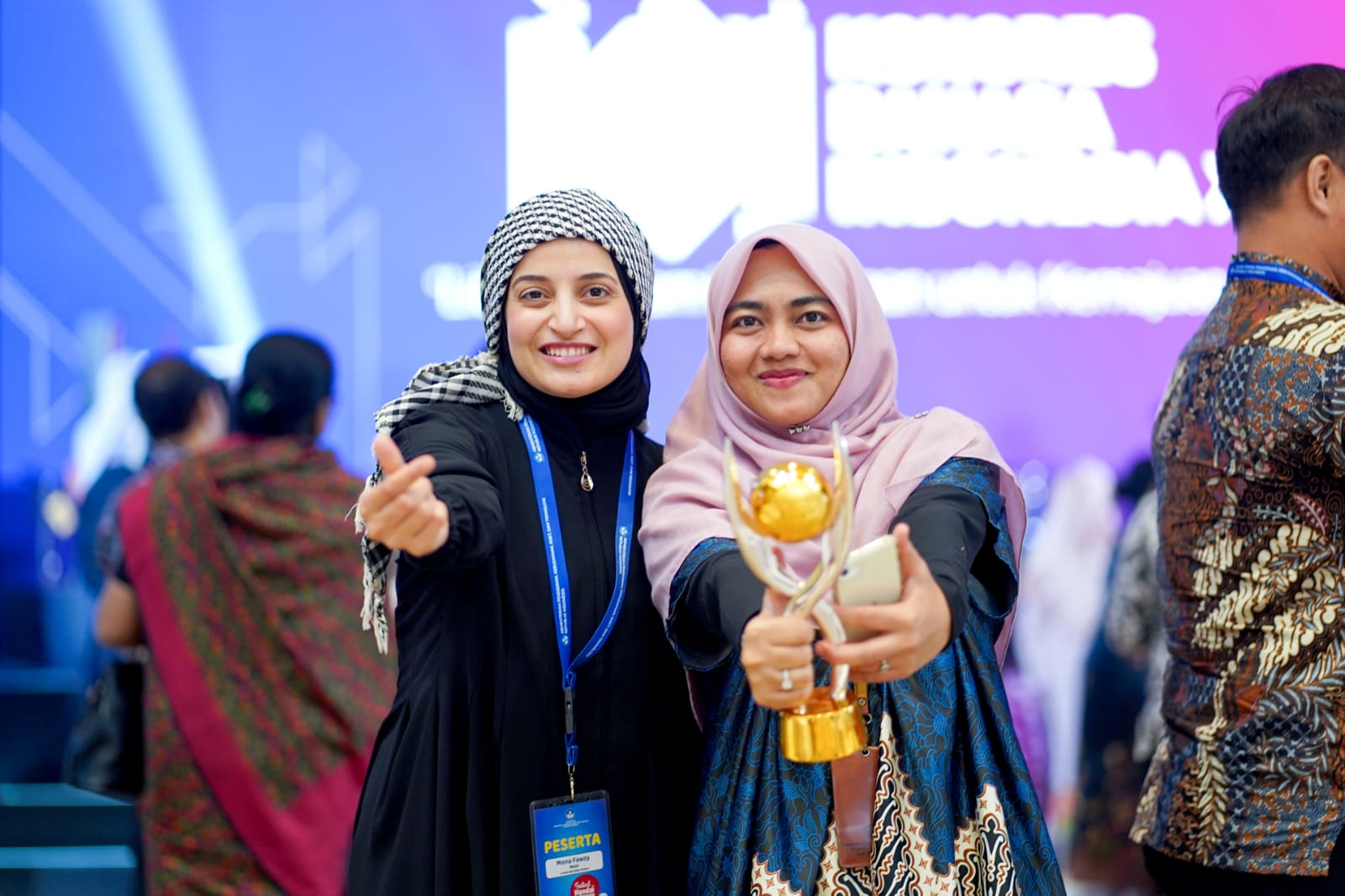 Devi Virhana bersama siswa BIPA Pertiwi yang berhasil meraih prestasi bidang Bahasa Indonesia.