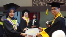Rektor UNP Ir. Krismadinata, Ph.D saat menyerahkan ijazah wisudawan pada Wisuda ke-144 hari pertama, Senin (24/08/2026).