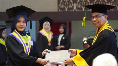 Rektor UNP Ir. Krismadinata, Ph.D saat menyerahkan ijazah wisudawan pada Wisuda ke-144 hari pertama, Senin (24/08/2026).