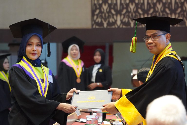 Rektor UNP Ir. Krismadinata, Ph.D saat menyerahkan ijazah wisudawan pada Wisuda ke-144 hari pertama, Senin (24/08/2026).