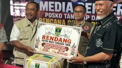 Gubernur Sumbar Mahyeldi Ansharullah saat menyerahkan bantuan Rendang dari Pemprov Sumbar untuk korban gempa di NTT, Selasa (25/08/2026).