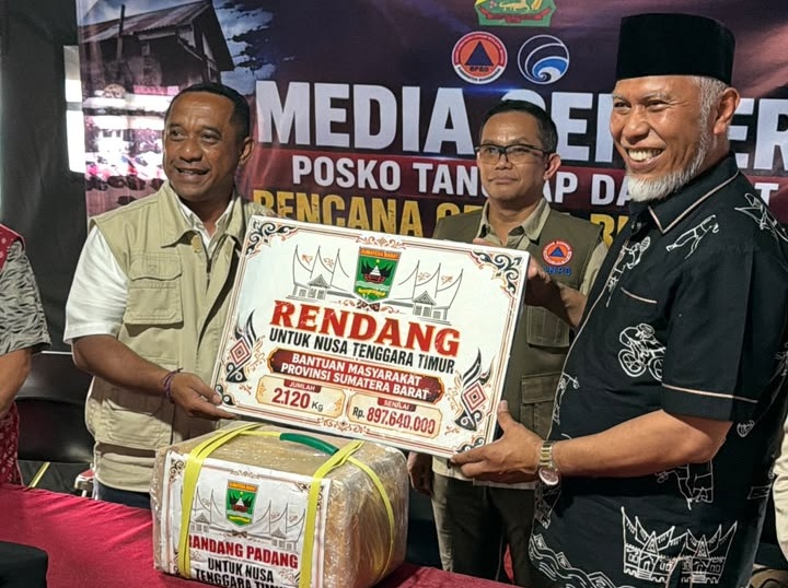 Gubernur Sumbar Mahyeldi Ansharullah saat menyerahkan bantuan Rendang dari Pemprov Sumbar untuk korban gempa di NTT, Selasa (25/08/2026).