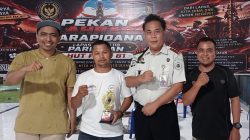 Atlet PWI Pariaman/ Padangpariaman Heri Martoni menerima hadiah usai menjadi Juara Tiga Kejuaraan Tenis Meja yang digelar Lembaga Pemasyarakatan (Lapas) Kelas IIB Pariaman, Kamis (13/08/2026).