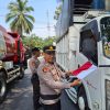 Kapolsek IX Koto Sungai Lasi bagikan Bendera upaya Tingkatkan Rasa Nasionalisme Warga