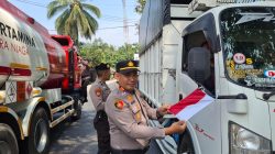 Kapolsek IX Koto Sungai Lasi membagikan bendera merah putih kepada pengunjung jalan dan masyarakat.