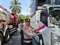 Kapolsek IX Koto Sungai Lasi bagikan Bendera upaya Tingkatkan Rasa Nasionalisme Warga