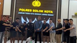 Tersangka dan barang bukti saat diamankan di Mapolres Solok Kota