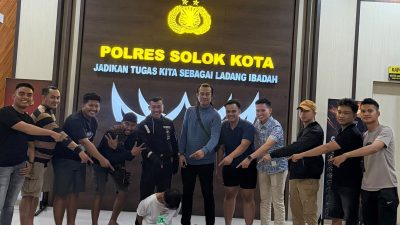 Tersangka dan barang bukti saat diamankan di Mapolres Solok Kota
