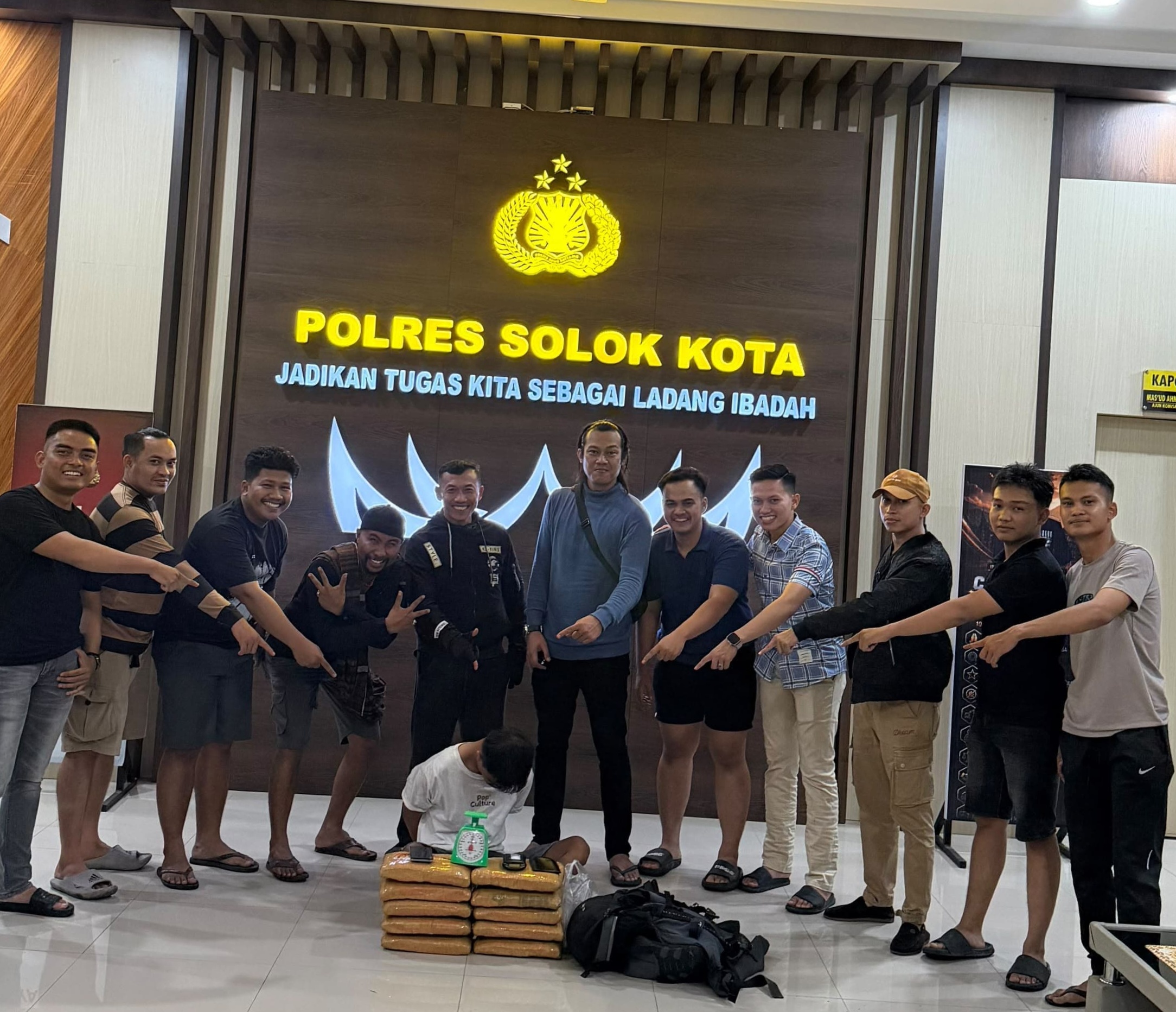 Tersangka dan barang bukti saat diamankan di Mapolres Solok Kota