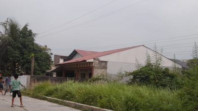 Kabut asap mulai menyelimuti wilayah Sumbar, diantaranya di Kota Padang terlihat langit tampak kelabu dan jarak pandang sedikit berkurang.