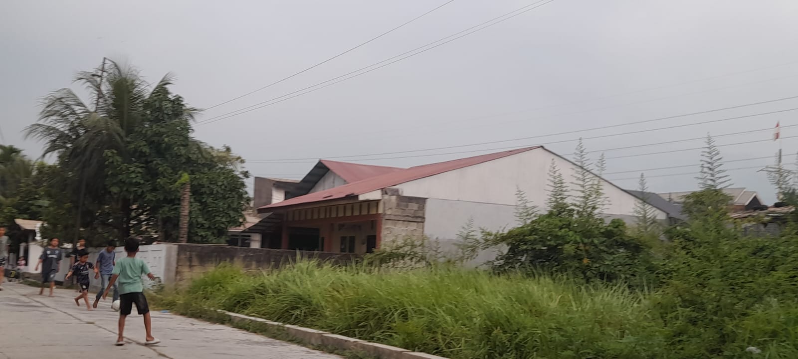 Kabut asap mulai menyelimuti wilayah Sumbar, diantaranya di Kota Padang terlihat langit tampak kelabu dan jarak pandang sedikit berkurang.