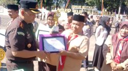 Kajari Solok Selatan Dahnir, S.H, M.H menyerahkan Piagam Penghargaan kepada Kepala MAN 1 Solok Selatan H. Jasrul, S.Pd, di halaman Kantor Bupati Solok Selatan Padang Aro, Sabtu (14/08/2026).