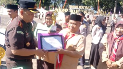 Kajari Solok Selatan Dahnir, S.H, M.H menyerahkan Piagam Penghargaan kepada Kepala MAN 1 Solok Selatan H. Jasrul, S.Pd, di halaman Kantor Bupati Solok Selatan Padang Aro, Sabtu (14/08/2026).