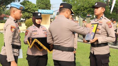 Kapolres Payakumbuh AKBP Irwan Andeta, S.IK., MH saat memimpin upacara PDTH terhadap dua personel Polres Payakumbuh, Rabu (12/08/2026). 