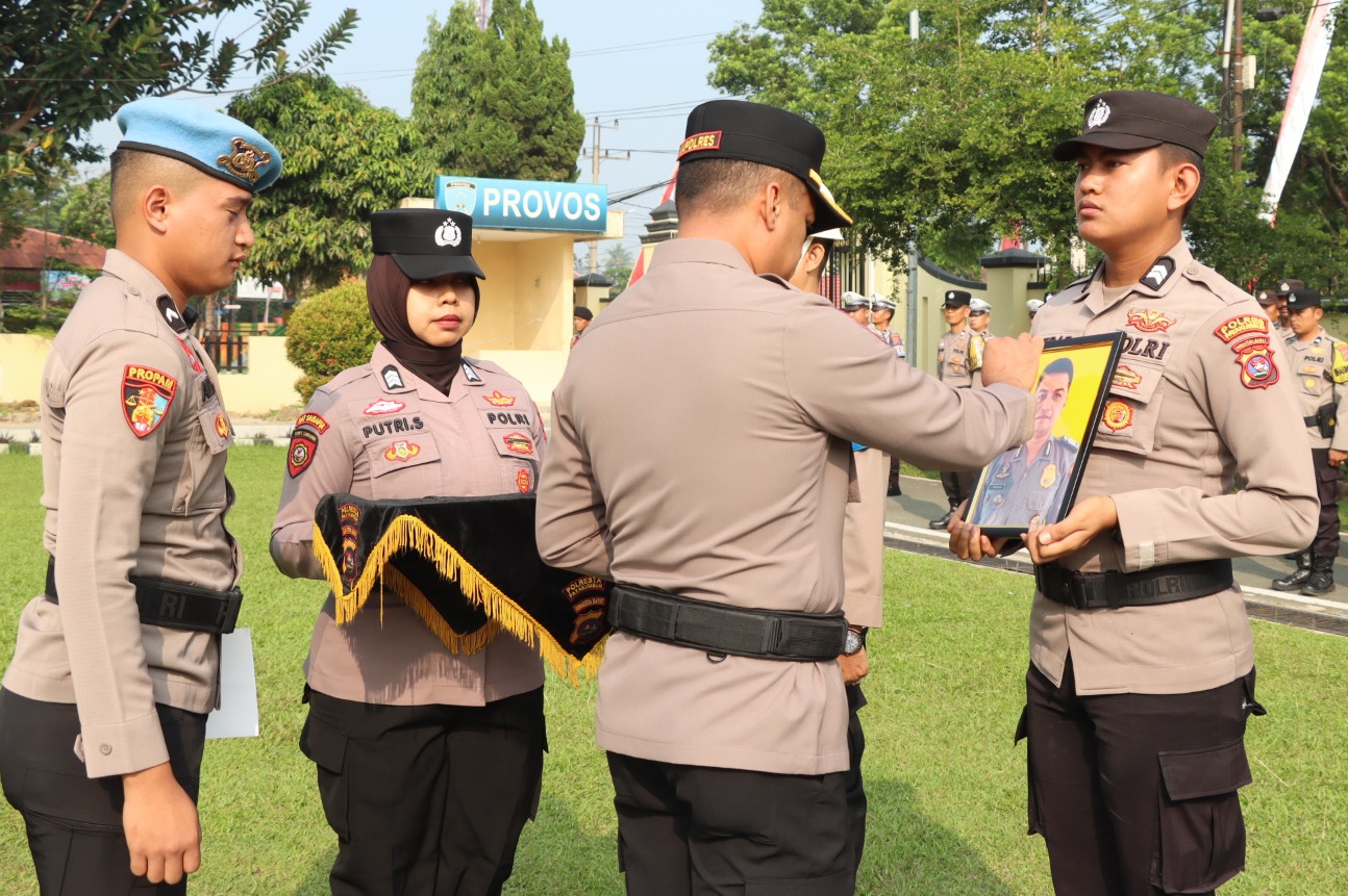 Kapolres Payakumbuh AKBP Irwan Andeta, S.IK., MH saat memimpin upacara PDTH terhadap dua personel Polres Payakumbuh, Rabu (12/08/2026). 