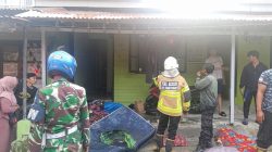 Petugas mengevakuasi barang-barang milik penghuni kos saat kebakaran di jalan KH. Ahmad Dahlan Nomor 19 Kelurahan Guguk Malintang, Kecamatan Padangpanjang Timur, Padangpanjang, Rabu sore (19/08/2026).