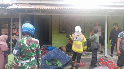 Petugas mengevakuasi barang-barang milik penghuni kos saat kebakaran di jalan KH. Ahmad Dahlan Nomor 19 Kelurahan Guguk Malintang, Kecamatan Padangpanjang Timur, Padangpanjang, Rabu sore (19/08/2026).