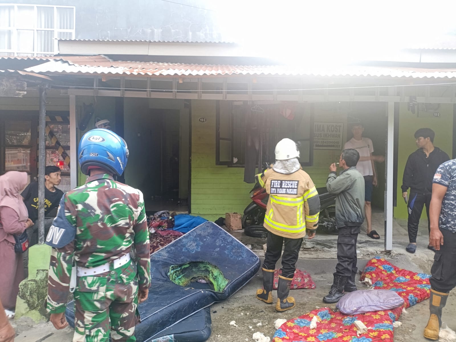 Petugas mengevakuasi barang-barang milik penghuni kos saat kebakaran di jalan KH. Ahmad Dahlan Nomor 19 Kelurahan Guguk Malintang, Kecamatan Padangpanjang Timur, Padangpanjang, Rabu sore (19/08/2026).