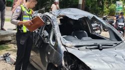 Teks Foto: Petugas Satlantas Polres Pariaman saat melakukan pendataan terhadap kecelakaan tunggal di Nagari Pilubang, Sungai Limau, Padangpariaman, Selasa (25/08/2026).