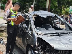 Hilang Kendali, Minibus Tabrak Warung di Sungai Limau