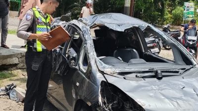Teks Foto: Petugas Satlantas Polres Pariaman saat melakukan pendataan terhadap kecelakaan tunggal di Nagari Pilubang, Sungai Limau, Padangpariaman, Selasa (25/08/2026).