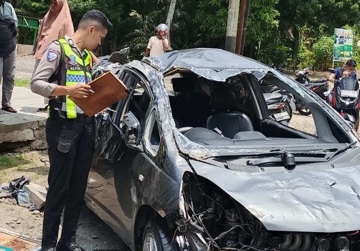 Teks Foto: Petugas Satlantas Polres Pariaman saat melakukan pendataan terhadap kecelakaan tunggal di Nagari Pilubang, Sungai Limau, Padangpariaman, Selasa (25/08/2026).
