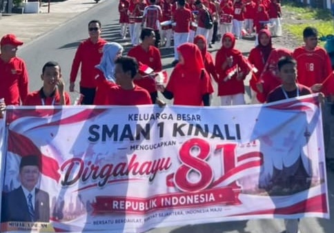 Kegiatan jalan santai memeriahkan HUT Kemerdekaan Republik Indonesia yang digelar SMAN 1 Kinali, Sabtu (15/08/2026).